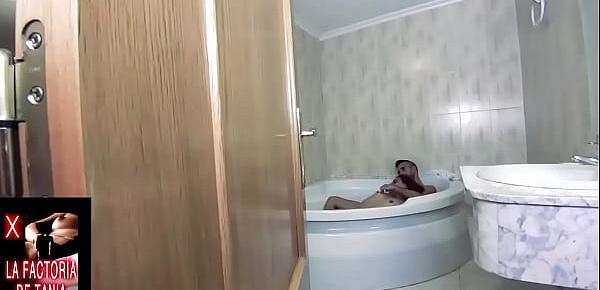 trendsParejita relajándose y follando en el jacuzzi. Peliroja hace garganta profunda